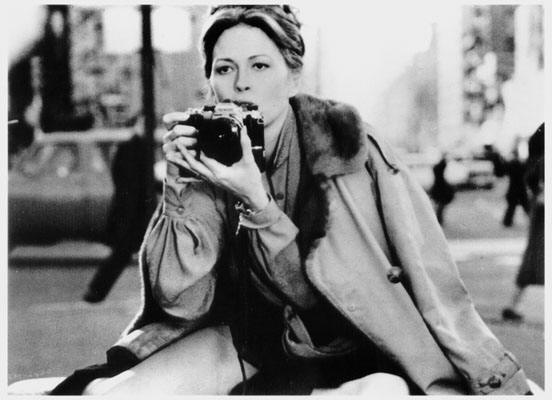 Faye Dunaway using a Nikon camera from "Eyes of Laura Mars" movie still on chicagosee.com page Al's Kodak Girls