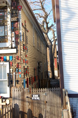 "Cross House" Chicago private house gangway to coach house