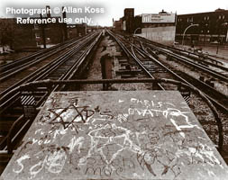 El track platform, Chicago, gang graffiti