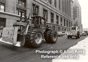 Farmers drive tractor around Chicago City Hall